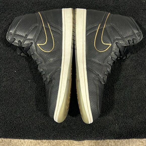 ?? NIKE AIR JORDAN 1 City Of Flight Sz 10.5  Black/Gold Basketball Shoes - EUC